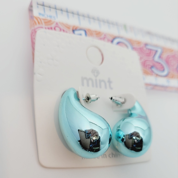 NEW-💠-Aqua Metallic Post Earrings-"bottega veneta Style" - Picture 2 of 4